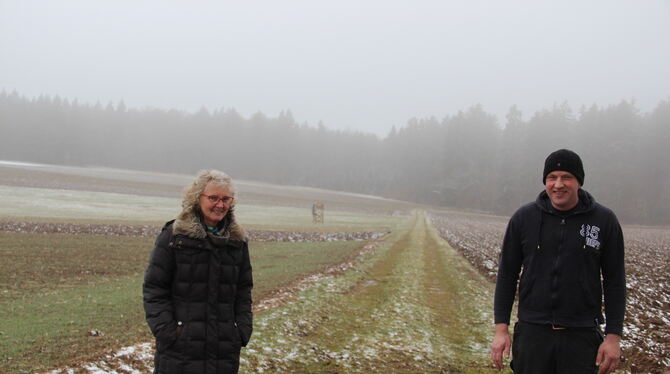Noch ist es winterlich kahl und kalt auf den Feldern bei Bleichstetten. Aber Mitte April wollen Christina Blume und Timo Nau auf