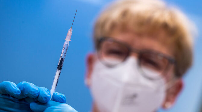 Impfstoff gegen die Corona-Pandemie – hier eine Spritze mit dem Wirkstoff von Astrazeneca – bleibt heiß umkämpft.  FOTO: BÜTTNER