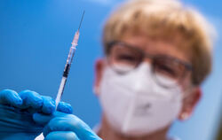 Impfstoff gegen die Corona-Pandemie – hier eine Spritze mit dem Wirkstoff von Astrazeneca – bleibt heiß umkämpft.  FOTO: BÜTTNER
