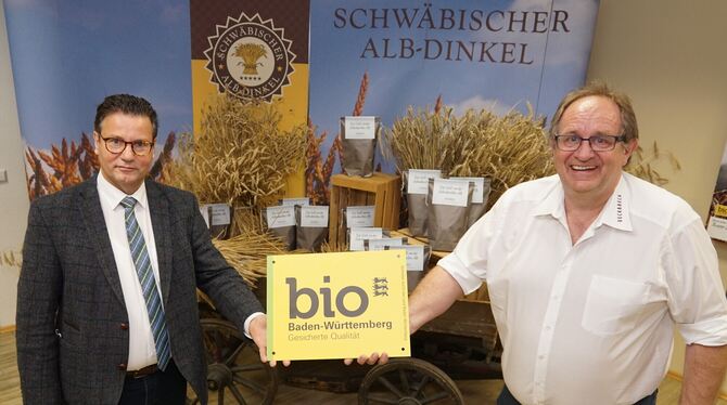 Landwirtschaftsminister Peter Hauk (links) ist zu Besuch bei Heinrich Beck in Römerstein und überreicht ihm das Biozeichen Baden