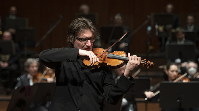 Mühelos wirkendes Spiel von höchster Virtuosität: der polnische Geiger Piotr Plawner als Solist im zweiten Violinkonzert von Hen
