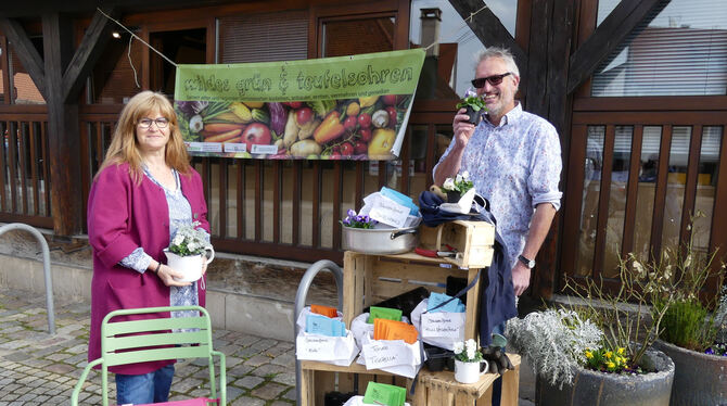 Saatgutbücherei als Aktion nicht nur für Gartenfreunde: Maren Duhatschek und Ulrich Koch halten Saatgut lokaler und alter Gemüse