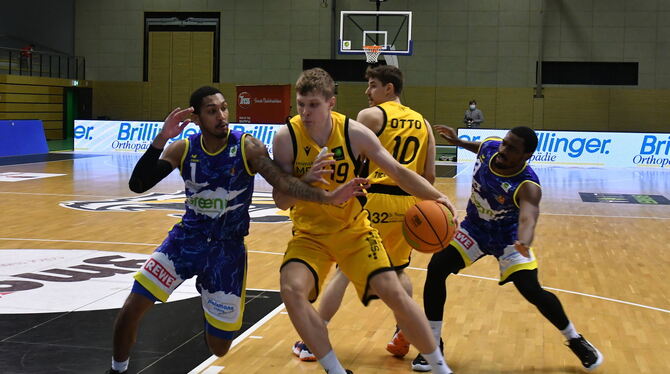 Elias Valtonen (mit Ball) erzielt gegen Hagen mit 14 Punkten und 13 Rebounds das erste Double-Double seiner Profi- karriere. Z Elias Valtonen (mit Ball) erzielt gegen Hagen mit 14 Punkten und 13 Rebounds das erste Double-Double seiner Profi- karriere. Z