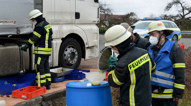 Dieselunfall Gomaringen Die Einsatzkräfte der Feuerwehr konnten ein weiteres Auslaufen von Kraftstoff verhindert und fingen den ausgelaufenen Kraftstoff