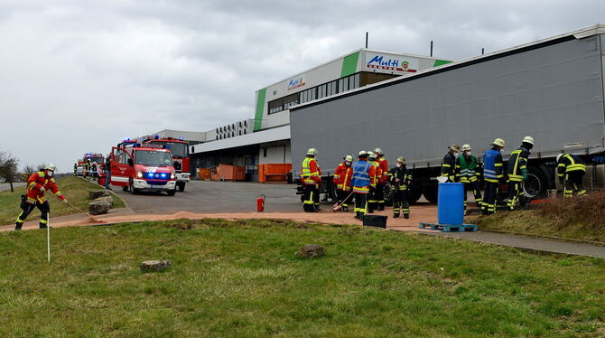 Dieselunfall Gomaringen Auf dem Gelände des Supermarktes hat sich der Lastwagenfahrer beim Rangieren den Tank seines Sattelzuges aufgerissen.