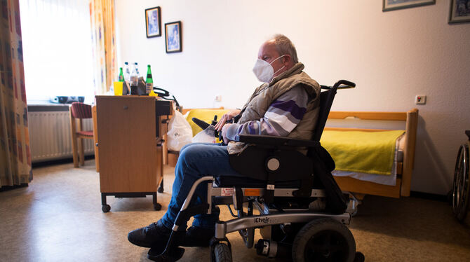 Isolation ist für Altenheimbewohner eine besondere Belastung.  FOTO: GAMBARINI/DPA