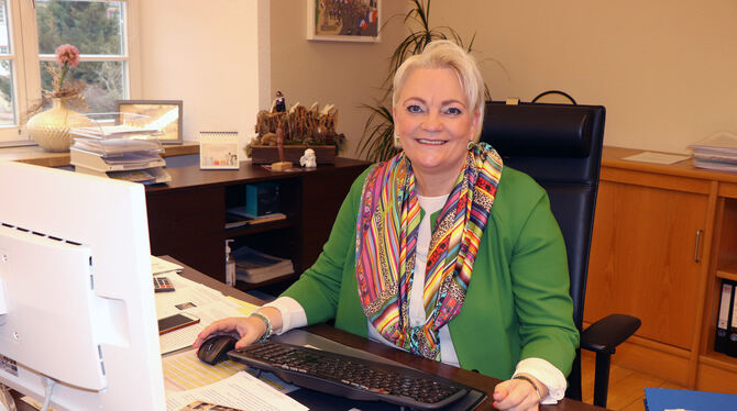 Alexandra Hepp ist seit 100 Tagen als Bürgermeisterin von Zwiefalten im Amt. FOTO: BLOCHING