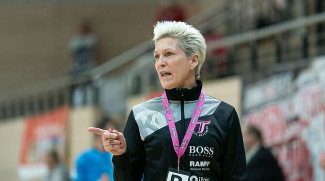 Hat hohe Ansprüche an »ihre« TuS-Frauen: Trainerin Edina Rott.  FOTO: SCHULZ/EIBNER
