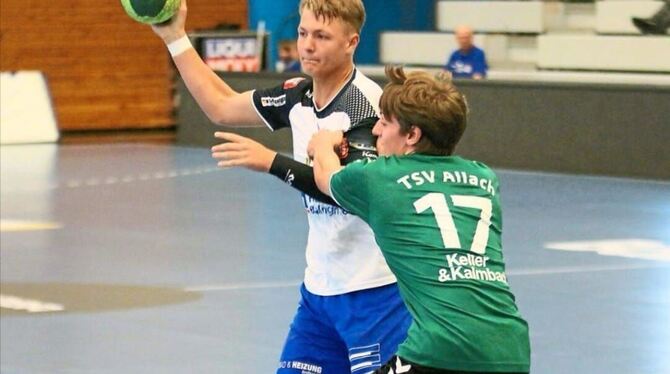 Spielt nächste Saison für den Drittligisten VfL Pfullingen: Jason Ilitsch (mit Ball).   FOTO: VEREIN