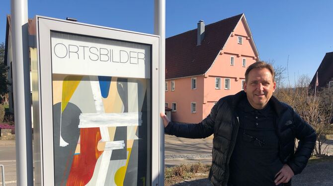 Ulrich Bippus vor seinem Werk »Genesis« an der Bushaltestelle in Immenhausen. FOTO: OTT