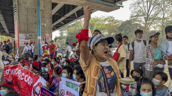 Demonstranten protestieren in Yangon gegen den Militärputsch.  FOTO: DPA