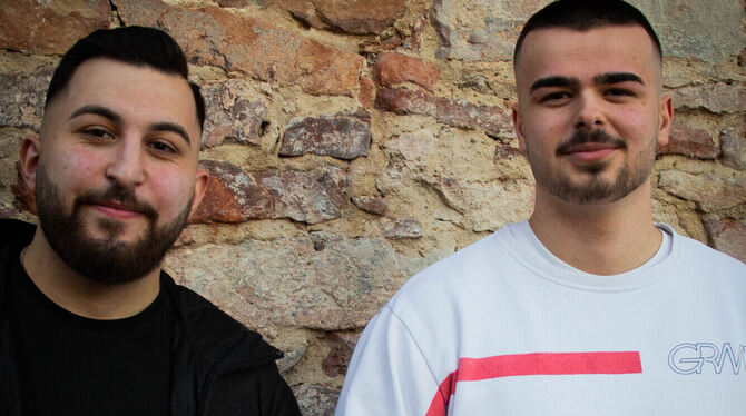 Endrit Kastrati (rechts) und Malik Qasem finden Ablenkung in der Pandemie zwar gut – fürchten aber mehr Infektionen. Endrit Kastrati (rechts) und Malik Qasem finden Ablenkung in der Pandemie zwar gut – fürchten aber mehr Infektionen.