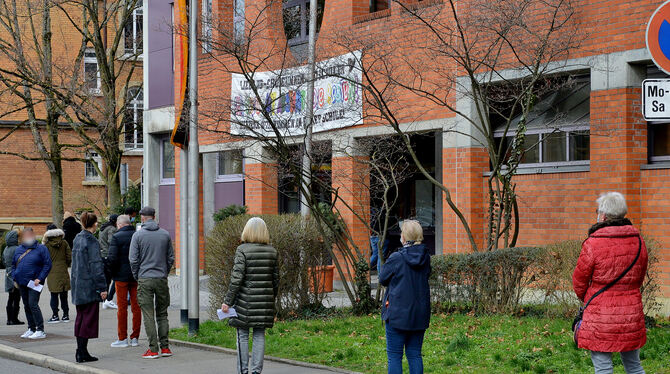 Weil in Wahllokal am Isolde Kurz Gymnasium in Reutlingen nur zwei Personen gleichzeitig Platz haben, kommt es vor dem Gebäude zu
