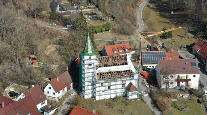 Die Michaelskirche in Münsingen-Buttenhausen wird zurzeit heftig renoviert, Gottesdienste finden trotzdem statt.  LUFTBILD: GROH