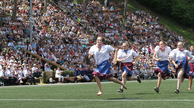 Die Waldtribüne in der Uracher Zittelstatt ist genagelt voll, wenn die jungen Schäferinnen und Schäfer wetzen. Auch in der Innen Die Waldtribüne in der Uracher Zittelstatt ist genagelt voll, wenn die jungen Schäferinnen und Schäfer wetzen. Auch in der Innen