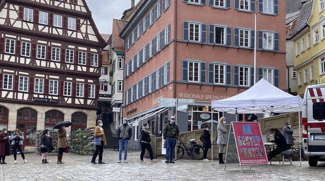 Corona Schnelltests Schlange am Marktplatz in Tübingen