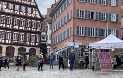 Corona Schnelltests Schlange am Marktplatz in Tübingen