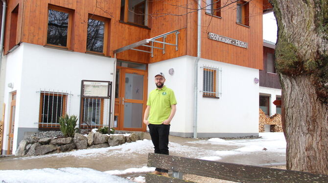 Timo Burgmaier hat sich mitten im Corona-Lockdown in der Rohrauer Hütte selbstständig gemacht. Das Naturfreundehaus liegt zwisch