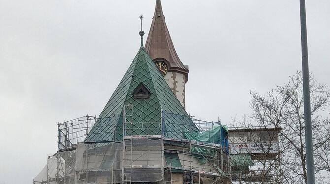 Jetzt werden Fassade und Dach des Chors der Martinskirche saniert.  FOTO: BÖHM