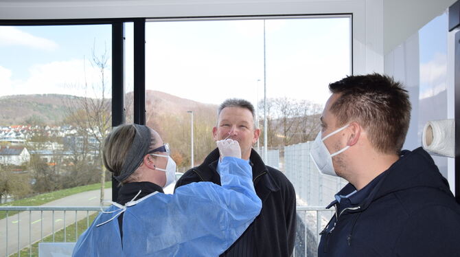 Bürgermeister Alexander Schweizer beim Corona-Schnelltest in Eningen