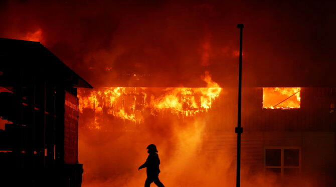 Unwirkliche Szenerie: Beim Großbrand in Wittlingen machte die Feuerwehr einen richtig guten Job.  FOTO: FINK