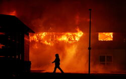 Unwirkliche Szenerie: Beim Großbrand in Wittlingen machte die Feuerwehr einen richtig guten Job.  FOTO: FINK