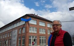 Nikolaus Koliusis vor den Wandel-Hallen, an denen oben vor der Etage des Kunstmuseums/konkret seine blaue Lichtinstallation »von