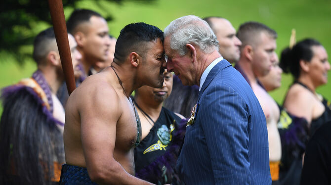 Die Maori begrüßen sich besonders innig. Doch der Nasen-Gruß, hier mit Prinz Charles, ist gerade auch ausgesetzt.  FOTO: JONES/D