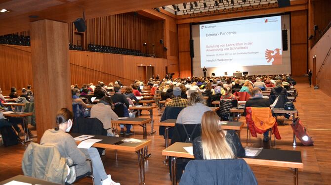 Nasepopeln Stadthalle Reutlingen Lehrer werden in der Stadthalle Reutlingen auf Corona-Tests geschult. FOTO: STADT REUTLINGEN