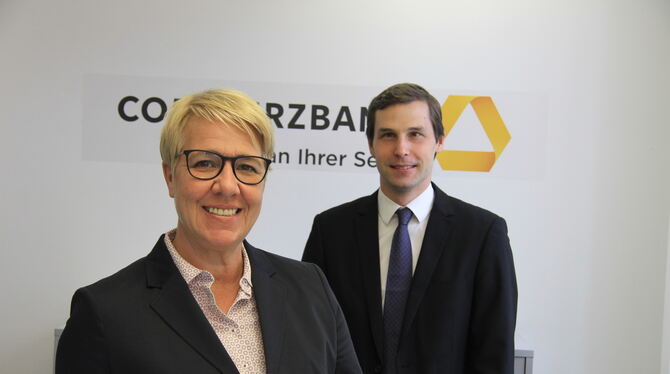 Cora Heide (zuständig für Privat- und Unternehmerkunden) und Stefan Gruber (Firmenkunden) leiten die Commerzbank-Niederlassung R