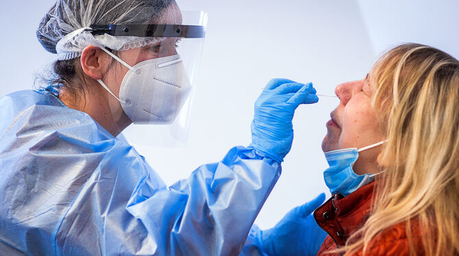 Die Eninger sollten so oft wie möglich einen Gratis-Schnelltest machen können, finden die Gemeinderäte. SYMBOLBILD: JENS BÜTTNER Die Eninger sollten so oft wie möglich einen Gratis-Schnelltest machen können, finden die Gemeinderäte. SYMBOLBILD: JENS BÜTTNER