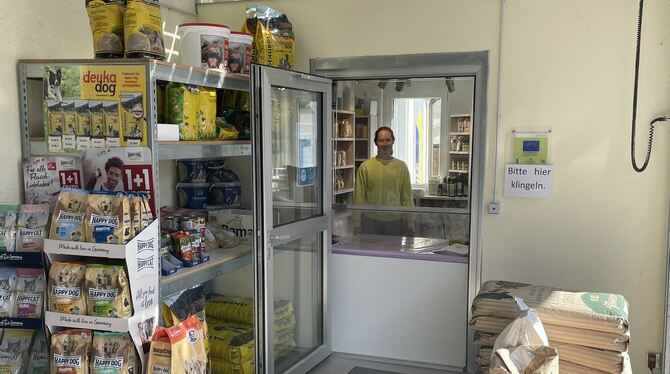 Melanie Schuler in ihrem Mühlenladen. Die Kunden werden aufgrund der Pandemie aus dem Laden heraus bedient. FOTO: SVEN SCHULER