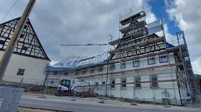 Die Sanierung des Gestütsgasthofes in Offenhausen hat begonnen. Das Gebäude ist eingerüstet, im Inneren wird gearbeitet, ebenso