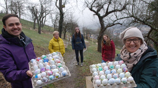 Nicolay Dietrich und Meike Hespeler von der Metzingen Marketing und Tourismus GmbH präsentieren Eier, die Kinder bemalt haben un