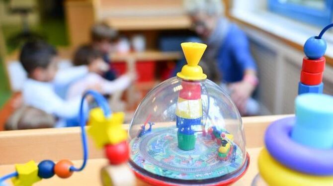 Erzieherin spielt mit Kindern Erzieherin spielt mit Kindern