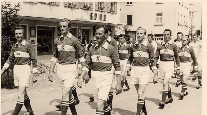 Die Mannschaft bei einem Umzug: Bis 1967 war der Sportverein Würtingen ein reiner Männerfußballverein. FOTO: VEREIN