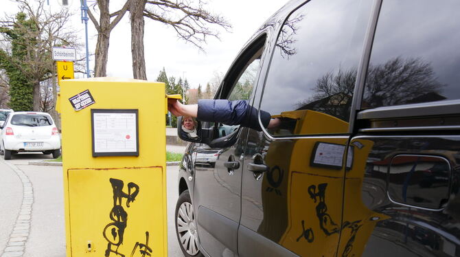 Auf den Rückweg vom Kulturforum Metzingen wirft Susanne  Hoppenkamps schnell einen Brief beim Autobrief- kasten gegenüber ein. F