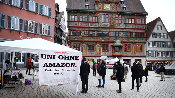 Gut zwei Dutzend Teilnehmer kamen zur Kundgebung des Bündnisses gegen das Cyber Valley in Tübingen. FOTO: PIETH Gut zwei Dutzend Teilnehmer kamen zur Kundgebung des Bündnisses gegen das Cyber Valley in Tübingen. FOTO: PIETH
