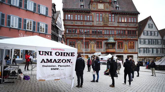 Gut zwei Dutzend Teilnehmer kamen zur Kundgebung des Bündnisses gegen das Cyber Valley in Tübingen.  FOTO: PIETH