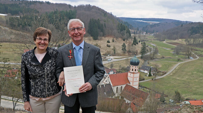 Paul Jörg und Ehefrau Marianne präsentieren die funkelnde Auszeichnung hoch über dem Lautertal.  FOTO: BLOCHING