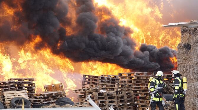 In Auingen brannte gestern Nachmittag ein Strohlager. Die Rauchsäule war kilometerweit zu sehen. FOTO: LENK