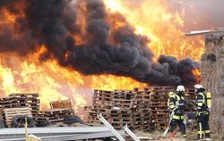 In Auingen brannte gestern Nachmittag ein Strohlager. Die Rauchsäule war kilometerweit zu sehen. FOTO: LENK