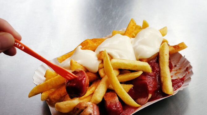 Fast Food gehört zu den klassischen Dickmachern: Currywurst, Pommes frites, Mayonnaise und Ketchup.  FOTO: KALAENE/DPA
