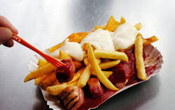  Fast Food gehört zu den klassischen Dickmachern: Currywurst, Pommes frites, Mayonnaise und Ketchup.  FOTO: KALAENE/DPA
