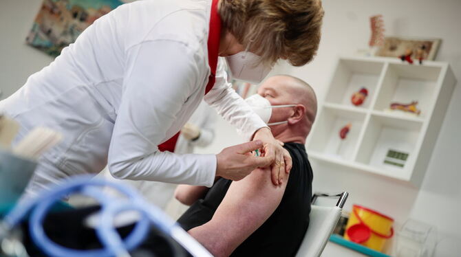 Erste Arztpraxen haben mit Impfungen gegen das Coronavirus begonnen.  FOTO: HANSCHKE/DPA