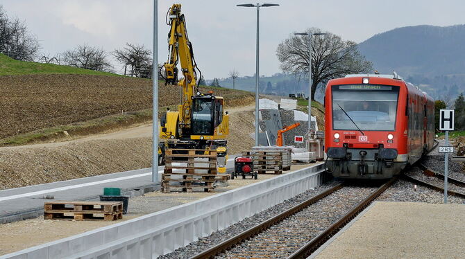 In Dettingen-Gsaidt wird bis Mitte April der Mittelbahnsteig fertig.  FOTO: NIETHAMMER