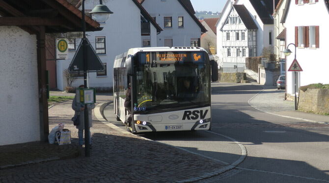 Ein Bus der Linie 1 an der Haltestelle Rathaus in Pliezhausen. Der Fahrplan der Linie 1 wird in nutzungsschwachen Zeiten für nöt