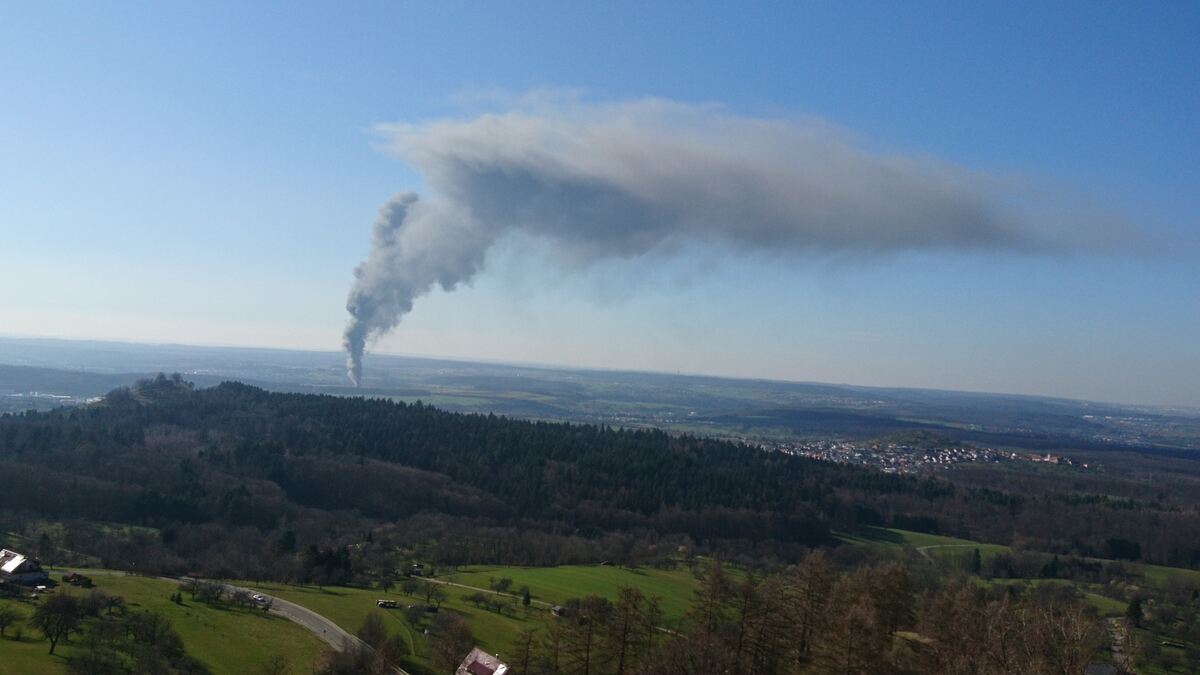 Brand Mittelstadt Rauchsäule gesehen vom Jusi in Kohlberg.