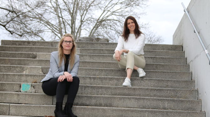 Carolien van der Hulst und Bianca Fecker vom Career Center der ESB Business School freuen sich über das große Interesse an der v