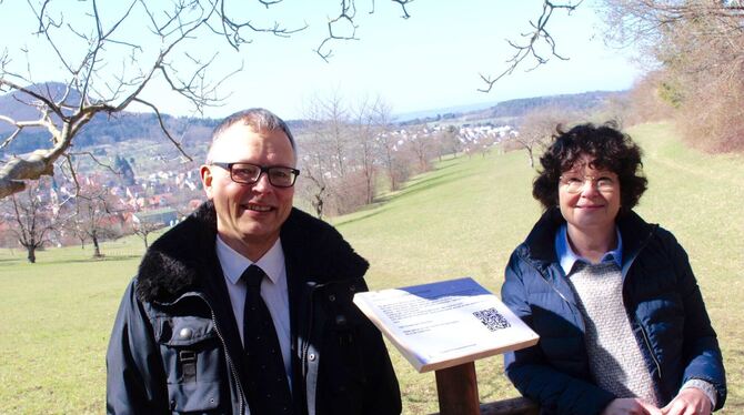 Spiritueller Weg vor idyllischer Kulisse: Brigitte Zirngibl und Martin Winter an einer der Stationen. FOTO: SPIESS
